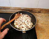 Foto del paso 2 de la receta: Champiñones con tomate