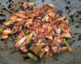 Foto langkah ke 5 dari resep Ikan Sarden Suwir Balado.