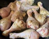 Foto del paso 3 de la receta: Muslitos de pollo en salsa