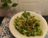 Foto del paso 2 de la receta: Ensalada de escarola, tomate, aguacate y albahaca