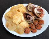 Foto del paso 7 de la receta: Matambrito de cerdo relleno con chips de papa y zanahoria a las hierbas