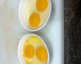 Foto del paso 5 de la receta: Salteado de espárragos de temporada con gamba congelada, pechuga de pollo y huevos de codorniz
