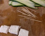 Foto del passaggio 1 della ricetta Involtini di zucchina e feta scottati con salsa menta e peperoncino o pepe rosa