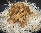 A picture of step 6 of Garlic Bean Sprouts with Fried Tofu Skins.