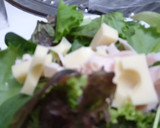Foto del paso 1 de la receta: Ensalada con fresas, papaya, quesos roquefort y emmental🧀🧀