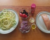 Foto del paso 1 de la receta: Salmón con fideos de calabacita al horno con sabor mediterráneo