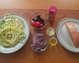 Foto del paso 1 de la receta: Salmón con fideos de calabacita al horno con sabor mediterráneo