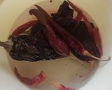 Foto del paso 1 de la receta: Salsa de cuatro chiles