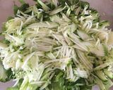 Foto del paso 2 de la receta: Ensalada de lechuga con zapallito italiano