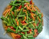 Foto langkah ke 2 dari resep Tumis kacang panjang enoki.
