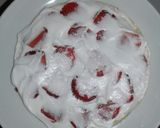 Foto langkah ke 5 dari resep Strawberry mille crepe.