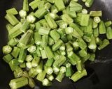 A picture of step 1 of Tandoori bhindhi.