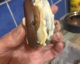 Foto del paso 8 de la receta: Alfajores oreo caseros bañados en chocolate