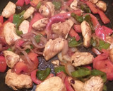 Foto del paso 3 de la receta: Fajitas mexicanas de pollo con guacamole y doritos 😋