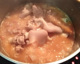 Foto del paso 3 de la receta: Manitas de cerdo en salsa