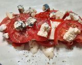 Foto del paso 3 de la receta: Calzon de tomate y quesos (con tapa de pascualina)