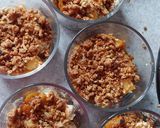 A picture of step 5 of Apple crumble cheesecake cups.