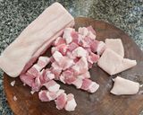 รูปขั้นตอนการทำที่ 2 ของ หมูผัดกะปิ