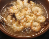 Foto del paso 2 de la receta: Gulas con gambas al ajillo