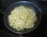 Foto del paso 1 de la receta: Tortilla de papas con cebolla, chorizo y perejil
