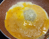 Foto del paso 2 de la receta: Tortilla abierta de aguacate, jamón y queso