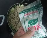 Foto langkah ke 4 dari resep Mie Goreng Terpaksa Vegan (Mengandung Prank).