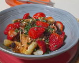 Foto del paso 3 de la receta: Ensalada templada de fresas, salmón y espárragos