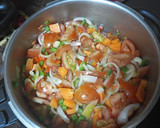 Foto del paso 2 de la receta: Contramuslo de pollo en salsa rubia con arroz blanco