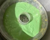 Foto langkah ke 6 dari resep Bolu pandan kukus.