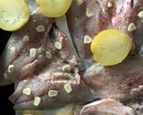 Foto del paso 3 de la receta: Dorada 🐟 a la espalda con patatas, al horno