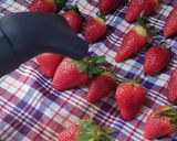 صورة لخطوة 1 من وصفة تجميد الفراولة على شكلها🍓