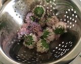 Une image de l'étape 2 de Vinaigre de fleurs de ciboulette.