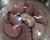 A picture of step 1 of Traditional English devilled lamb kidneys.