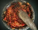 Foto langkah ke 2 dari resep Sambal bawang putih ulek.