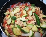Foto del paso 2 de la receta: Pechuga de pollo con calabacitas