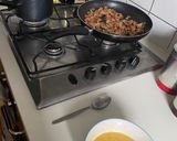 A picture of step 4 of Pasta alla carbonara di Saj e Claudio.