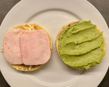 Foto del paso 8 de la receta: Hamburguesa de pavo 🦃 y espinacas 🥬 en pan de almendras 🥯