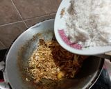 Foto langkah ke 3 dari resep Serundeng Kelapa Ayam Suir.