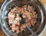 Une image de l'étape 2 de Tartare de saumon en corolles de brick, espuma coco curry.