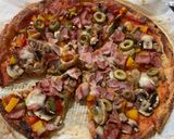 Foto del paso 11 de la receta: Pizza de masa de coliflor con verduras, jamón York y queso