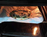 Foto del paso 4 de la receta: Pizza de espinacas, cebolla, bacon y aceitunas negras