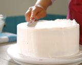 A picture of step 20 of Strawberry Decoration Cake, Chantilly Fraise.