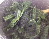 Foto del passaggio 8 della ricetta Vellutata di cavolo nero e topinambur, con chips di topinambur