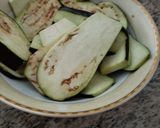 A picture of step 1 of Eggplant 🍆 with garlic and vinegar 😋.