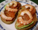 Foto del paso 2 de la receta Tostas de trucha marinada, langostinos y aguacate