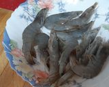 Foto del paso 1 de la receta Envueltos de ensalada de langostinos al ajillo