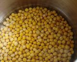 A picture of step 2 of White peas curry.