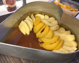 Foto del paso 4 de la receta: Torta invertida de manzana y duraznos en almíbar