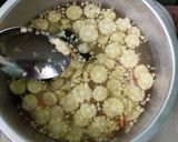 Foto langkah ke 3 dari resep Baby corn and meat ball soup.