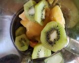 Foto del paso 1 de la receta: Smoothie de kiwi🥝pelón🍑y banana🍌